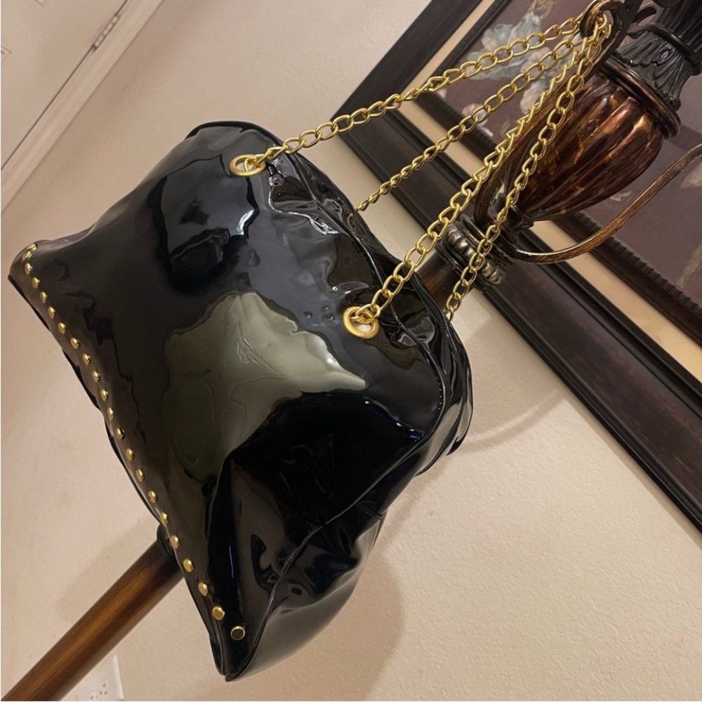 Elegant Nicki Minaj Black Patent Leather Bag with Gold Accents - Picture 5 of 15